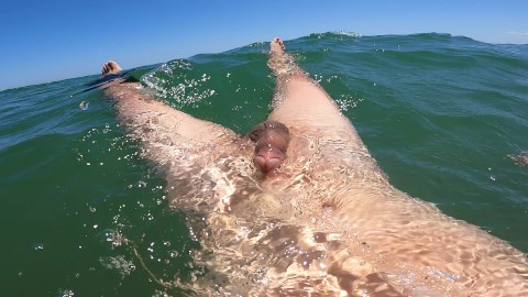 Je jouis juste pour le plaisir de me sentir libre, nue sur une plage publique