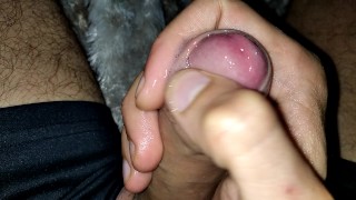 El Chico Cachondo se Excita en el Sofá y le Hace una Paja a su Enome Polla Gorda