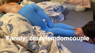 Slave adorando mis pies y culo mientras me desplace por Instagram