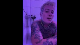 Hombre transgénero tatuado ftm gran clítoris baño diversión.