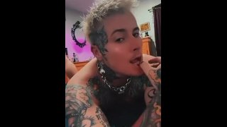 彼の男の猫をクソ大きなクリトリスで遊んでいる入れ墨されたトランスジェンダーの男性を打つ