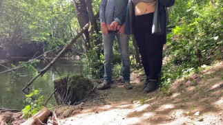 华丽的岳母让我在湖上射精
