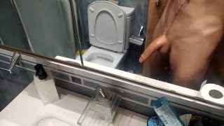 Énorme bite remplie de sperme après s'être masturbé, il fait pipi dans la salle de bain