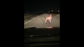 露出症の人は高速道路で彼のディルドで遊ぶ