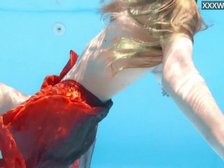 Russisch Meisje Ivi Vond Haar Natuurlijke Talent in Het Zwembad