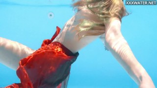 La ragazza russa Ivi ha trovato il suo talento naturale in piscina