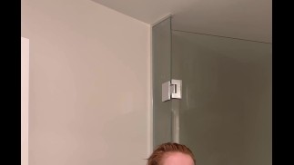 Посмотрите горячий подросток после душа - настоящий вуайеризм