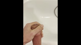 POV solo masculino acariciando su gran polla dura hasta un fuerte orgasmo, gran polla, golpe lento, gran carga