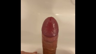 Соло мужчина от первого лица поглаживает себя до сильного оргазма, большой член, медленный удар, сильный оргазм, большая нагрузка