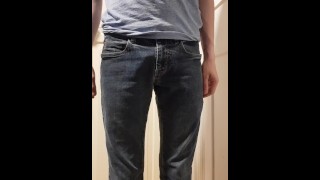 Empapando jeans con mucho pis