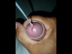 Después de orinar mi pañal viene un delicioso 😋 pajazo mañanero para calentar el dia