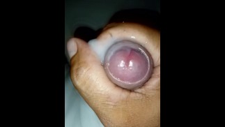 Después de orinar mi pañal viene un delicioso 😋 pajazo mañanero para calentar el dia