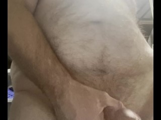 在抽搐我的鸡巴时用力和深深地操我的屁股。我拍摄了一个巨大的、厚实的、奶油状的负载。
