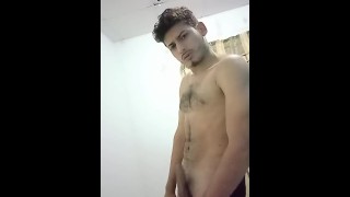 Hombres tocándose y masturbándose y gimiendo de placer