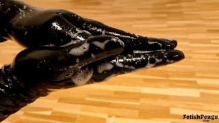 Spuug spelen met latex handschoenen - Kwijlen op rubber (TRAILER)