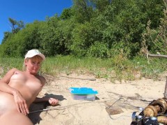 Голая девушка готовит шашлык - Screenshot 10 of 16 - Nude Girl