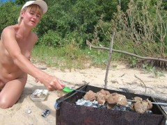 Голая девушка готовит шашлык - Screenshot 3 of 16 - Cooking
