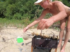 Голая девушка готовит шашлык - Screenshot 6 of 16 - Nude Beach