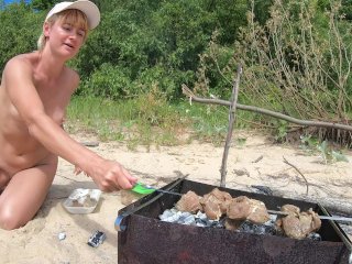 Голая девушка готовит шашлык