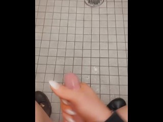 Courtney Kahx Caressant Dans Les Toilettes Publiques