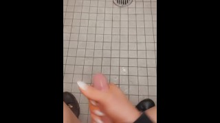 Courtney Kahx acariciando no banheiro público