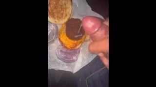 Druipende geheime saus op haar dubbele cheeseburger