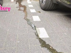 Urocza dziewczyna sika pod siebie publicznie