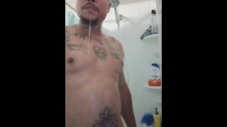 Tatuaje gordito Guy tomando una ducha