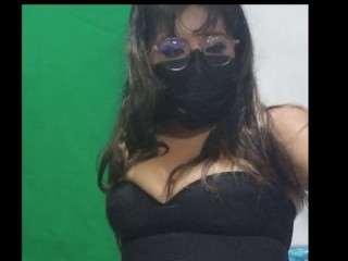 Bombon Mujer De 20 Años Esta Muy Caliente y Menea Su Trasero y Tetas Para El Padrastro