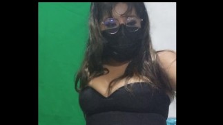 Die 20-jährige heiße Frau ist sehr geil und wackelt für ihren Stiefvater mit Arsch und Titten