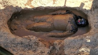 乳胶泥坑高跟鞋