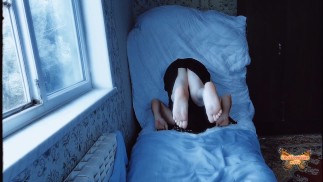 Сумерки. Вампир Транс Играет У Окна Для Привлечения Людей Своим Красивым Телом, Потому Что T