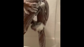 Zeepachtige kont in de douche