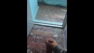 Подрочил там где ходят люди и кончил, дрочу в публичном месте, masturbating in public