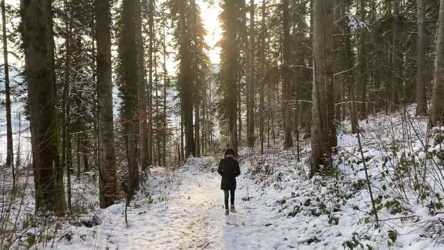 PETITE RANDONNEUSE ME SUCE DANS LES BOIS SOUS LA NEIGE