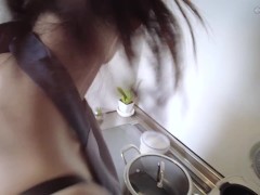 えっちな気分になって腰が動いちゃう♡間男が彼氏のいない隙にエプロン美女をベッドに押し倒す（日本人素人、騎乗位、バック、中出し、寝取られ、NTR） 1/16