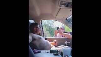 Меня поймала симпатичная девушка, когда я на своем грузовике на публике в парке