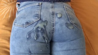 Depois de se masturbar, a linda madrasta coloca sua calça jeans e me pede para gozar em sua bunda grande