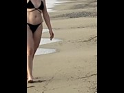 Preview 1 of Mi spoglio nuda sulla spiaggia