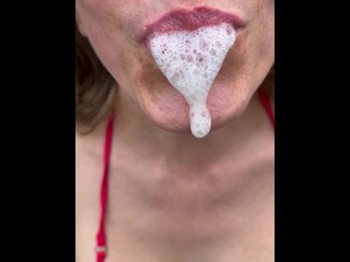 СЛУЧАЙНОМУ ПРОХОЖЕМУ ПОВЕЗЛО КОГДА ОН ЗАСТАЛ МЕНЯ ГОЛОЙ И ВОЗБУЖДЕННОЙ НА СКАЛАХ. Я СОСАЛА ЕМУ С УДО