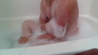 私の体のお風呂のビデオを剃るソロ