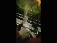 Meando súper rápido en el puente de una autopista principal de Medellín-hairylonely