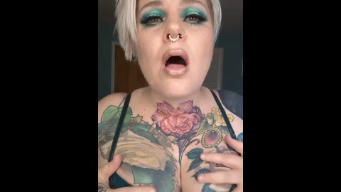Big Ass Blonde se masturbando e apertando seios para um enorme orgasmo revirando os olhos