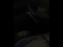 Je me branle dans ma voiture et je me fais prendre!