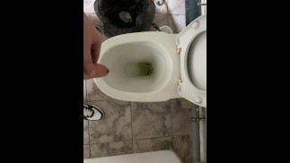 Wie pinkeln Männer in eine öffentliche Toilette? BBW