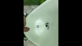 Wie pisse ich in der Herrentoilette?