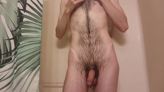 Grand mec maigre prenant une douche chaude