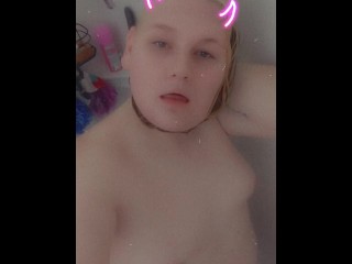 トランス女性は彼女の髪でシャワーで自分自身を窒息させる