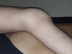 Acabo Dentro de Embarazada de 5 Meses Mientras Ella se Recuesta en la Cama, Acercamiento a Vagina