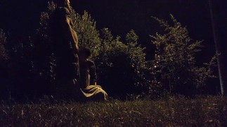 Шлюха Эксгибиционистская Жена мочится в рот на оживленной дороге